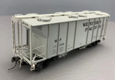 HO Kadee RTR PS-2 2 bay 2003 CUFT Covered Hopper #11330 Item 8214 HO521 - Image 1 of 4