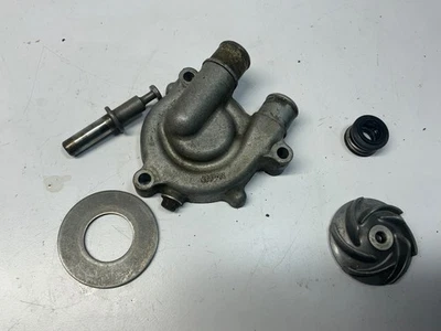 Kawasaki Vintage OEM 1984 KLR KL 600 KL600 Bomba de agua Impulsor Bomba Cubierta Piezas Foto 1 de 4