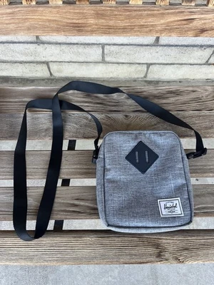 Bolso Bandolera The Herschel Heritage Raven Crosshatch Gris Brezo Pequeño Foto 1 de 4