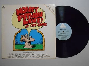 Monty Python COMEDY LP (ARISTA AL4073) Monty Python Live! At City Center NM- - Imagen 1 de 1