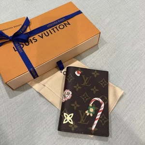 Louis Vuitton Passport Cover Vivienne Holiday Candy Christmas 2024 NY - Imagen 1 de 17