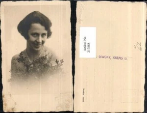 217888,Frau m. Kette u. Blumenstrauß Portrait pub Photo Diwoky Krems a. d. Donau - Picture 1 of 1