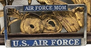 Vintage License Plate Frame "AIR FORCE MOM - US AIR FORCE” - Picture 1 of 7