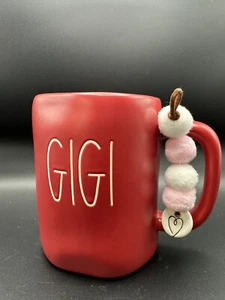 Rae Dunn Gigi Kaffeebecher Tasse rot mit Anhänger rosa Keramik Herz - Bild 1 von 8