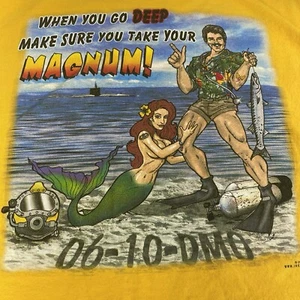 T-shirt vintage Magnum PI quando vai in profondità prendi la tua maglietta grafica Magnum Inktrax - Foto 1 di 9