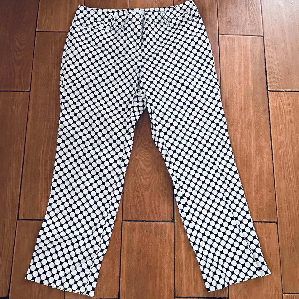 Pantalones New York & Company Blanco y Negro Lunares Talla 8 Elastizados Recortados Informales Foto 1 de 4