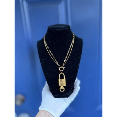 Auténtico collar colgante con llave candado tono dorado Louis Vuitton 301 - 323 Foto 1 de 4