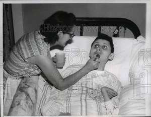 Foto de prensa 1958 Paul Sowa víctima de encefalitis con su madre - nee03198 - Imagen 1 de 2