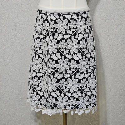 Minifalda Karl Lagerfeld Paris para mujer bordada con superposición floral 8 Foto 1 de 4