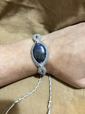 Pulsera de cáñamo - macramé de cáñamo gris con lapislázuli. 7 pulgadas de largo y ajustable. Foto 1 de 4