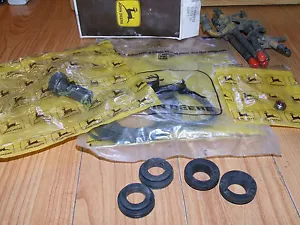 LOTTO RICAMBI ORIGINALI JOHN DEERE OEM GUARDA LE FOTO ALCUNI NUOVI E ALCUNI USATI - Foto 1 di 1