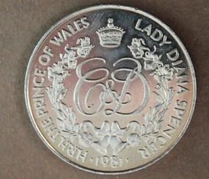 * 1981 UNITED KINGDOM ROYAL WEDDING MEDAL TONING aUNCIRCULATED #MNP50 - Picture 1 of 8