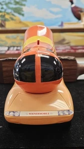 Banco de monedas vintage Oscar Mayer "WIENERMOBILE", 12" de largo, muy buen estado - Imagen 1 de 6