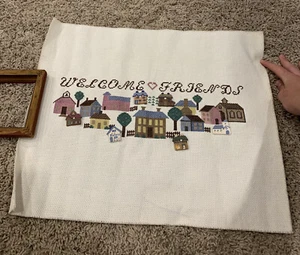 Arte de pared de bienvenida completo cosido en cruz amigos con casas coloniales - Imagen 1 de 2