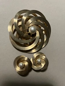 J-004 Gold toned Entwined circles Lapel Pin 2.75" matching 1"clip on earrings - Picture 1 of 8