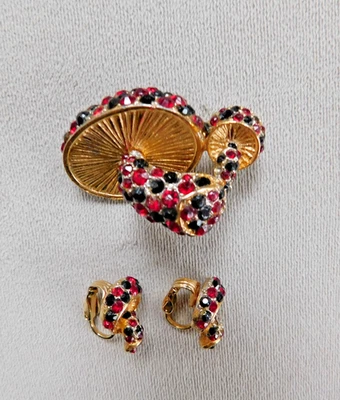 Vtg. SIGNED HATTIE CARNEGIE RED & BLACK RHINESTONE MUSHROOM BROOCH & EARRING SET - Image 1 of 4