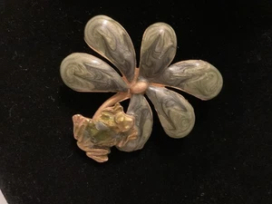 Frog On Green Swirl Lilly Pad Flower Enamel Brooch Pin Closure Gold Tone Back - Picture 1 of 6