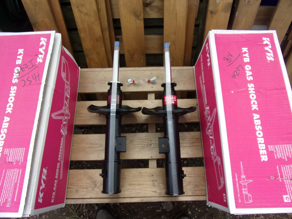 FRONT GAS SHOCK ABSORBERS FOR MITSUBISHI SPACEWAGON 2000-2004 KYB 334392/3 - Image 1 of 1