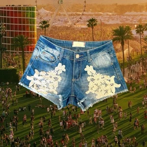 VTG Y2K Womens 28” Low Rise Jean Shorts 90s Mini Denim Flower Crochet Frayed Hem - Picture 1 of 6
