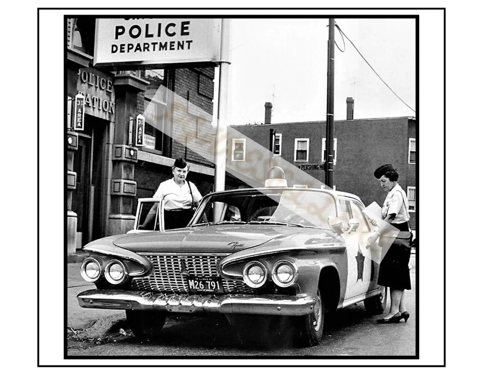 Coche de policía de Chicago y mujeres en la estación impresión fotográfica vintage 8,5x11" Foto 1 de 1