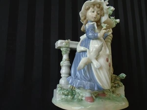 Figura C-1054 Lladro Glorius Primavera Niña con Pájaro y Flor - Imagen 1 de 5