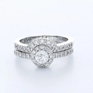 Juego de anillos de compromiso con halo de oro blanco de 14 quilates diamante redondo cultivado en laboratorio D VS2 - Imagen 1 de 12