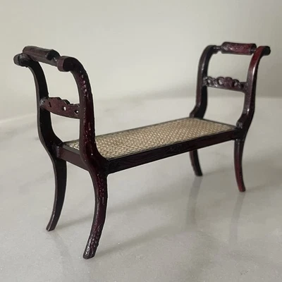 Banco tallado en madera BESPAQ caña caoba casa de muñecas miniatura 1:12 de colección Foto 1 de 4