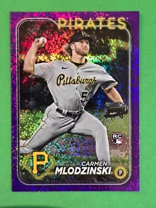 2024 Topps Series 1 #31 Carmen Mlodzinski RC pellicola viola/799 - Foto 1 di 2