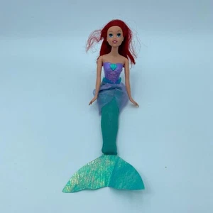 BARBIE 2009 Ariel Meerjungfrau Mattel Figur Puppe mit Flosse Outfit rote Haare Mädchen Spielzeug - Bild 1 von 9