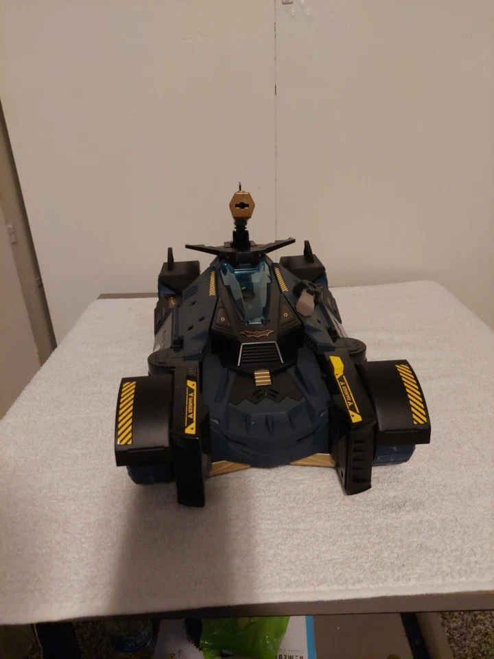 DC Comics Batman Ultimate Transforming Batimóvil to BatCave Luces Sonido 16” Foto 1 de 4