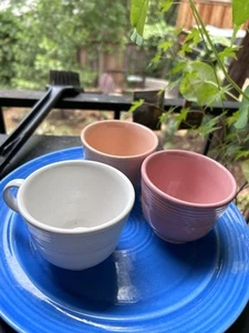3 Vintage Homer Laughlin & Modern Fiestaware weiß, lachs & rosa Kaffeetassen - Bild 1 von 5