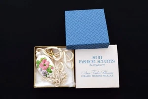 Collar de porcelana pintado a mano vintage Avon nuevo en caja flores tiernas - Imagen 1 de 5