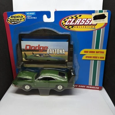 Dodge Daytona 1969 Road Champs 69000 1:43 verde con puertas de apertura de vallas publicitarias fundido a presión Foto 1 de 3