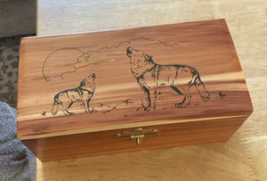 Kiefer Zeder Box mit Wölfen mit Vollmond Illustration mit Schloss und Schlüssel - Bild 1 von 6
