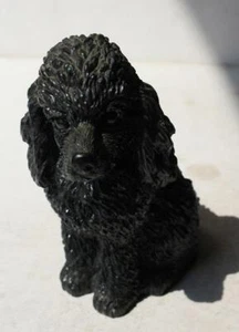 Pudel Hund Figur schwarzer Pudel sitzend Resin unbeschriftet Pudel Hund Figur --- - Bild 1 von 1