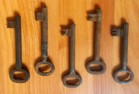 Vintage iron metal skeleton rusty key keys house supplies rustic door lock locks Cover