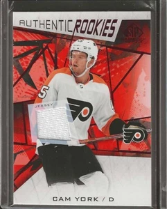 Gioco SP 2021-2022 Usato #126 Cam York (RC) - Autentico Rookies Rosso Patch-Volantini - Foto 1 di 2