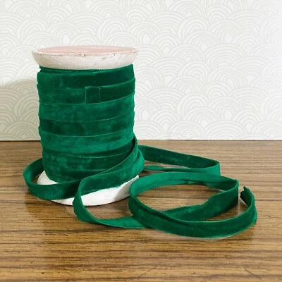 Cinta de Terciopelo Verde 1/2" 10yd Suave Artesanía Costura Borde Envoltura de Regalo con Carrete de Madera Foto 1 de 4