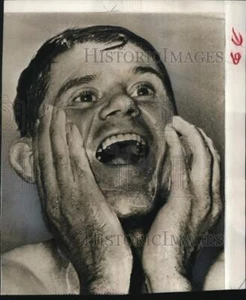 1952 Press Photo Dodgers' Preacher Roe after Yankees baseball game, World Series - Picture 1 of 2