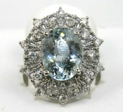 Anillo solitario natural ovalado aguamarina y halo de diamantes de oro blanco de 14 k de 5,77 quilates Foto 1 de 4