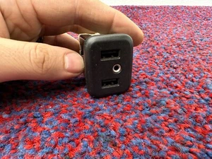 CADILLAC CT6 16-23 3.0L OEM CENTER CONSOLE USB AUXILIARY JACK ADAPTER PORT 70K - Picture 1 of 3