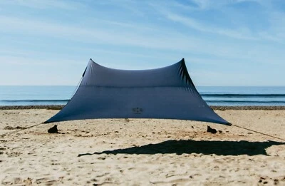Carpa de playa Neso Grande con anclas de arena, refugio solar portátil (azul marino) Foto 1 de 4