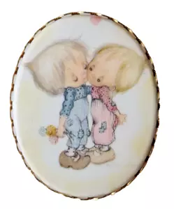RARE Hallmark CAMEO PIN BETSEY CLARK Vintage & BEAU Kissing SWEETHEARTS 1973 - Bild 1 von 3
