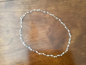 Vintage 90er geschwungene Perlen Choker Halskette in silberfarbenem Metall mit rosa Kristallen  - Bild 1 von 3