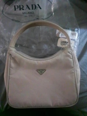Bolso de hombro Prada Tessuto mini hobo de nailon Foto 1 de 4
