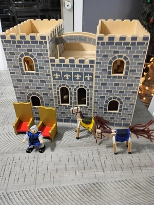 Castillo de madera Melissa & Doug Fold and Go con estatuillas Foto 1 de 4