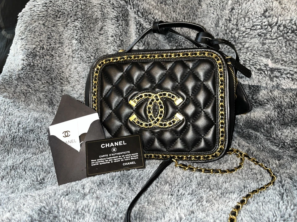 Estuche de tocador Chanel Caviar acolchado pequeño con asa superior negro con herrajes en tono dorado Foto 1 de 4