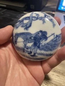 Chinese porcelain scollar box with figures and horse, Qing - Picture 1 of 8