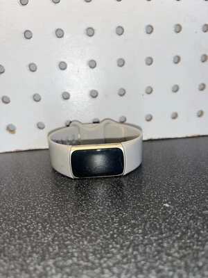 Rastreador de actividad Fitbit Charge 5 - Blanco lunar/oro suave acero inoxidable - Pequeño Foto 1 de 4