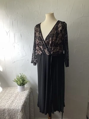 Vestido GLAMOUR Talla 18W, Torso de Encaje Negro, Cuello en V Profundo Ajuste y Estilo Ver Fotos Foto 1 de 4